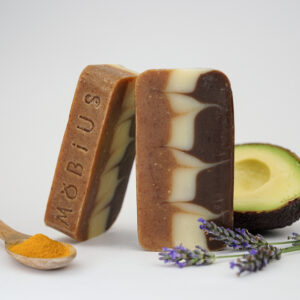 Savon Peau Assoiffée pour peaux sèches et déshydratées avec avocat, lavande et curcuma, savon artisanal fabriqué près de Lille.
